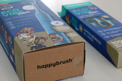 happybrush ECO VIBE KIDS: Verpackung und separate erhältliche Zusatzbürsten (Foto: Testsieger.de)