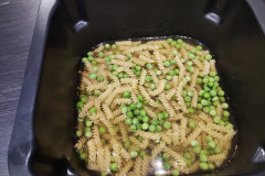 Eine typische Speedi Meal zubereitung. Nudeln, Reis und Co., etwas Wasser und Tiefkühlgemüse. (Foto: Testsieger.de)