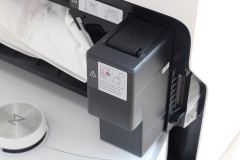 Die Absaugstation verfügt über einen eigenen Behälter für Reinigungsmittel. Das wird automatisch zugegen. (Foto: Testsieger.de)