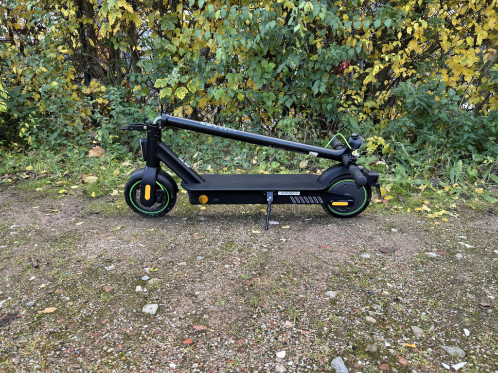 Gesamtansicht des zugeklapptem E-Scooter (Foto: Testsieger.de)