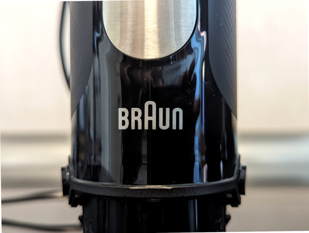 Blick auf die Motoreinheit des Braun-Stabmixers, die im unteren Drittel unsauber gegossenen Kunststoff aufweist (Foto: Testsieger.de)