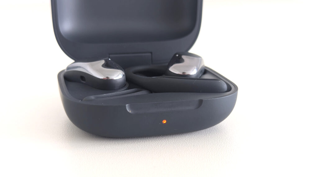 Blick von vorne auf die Signal-LED des Ladecase der Shokz OpenFit Air (Foto: Testsieger.de)